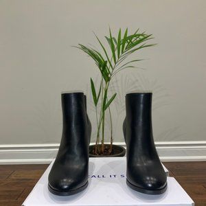 ✨ SOLD ✨ Black Spring Heels ✨